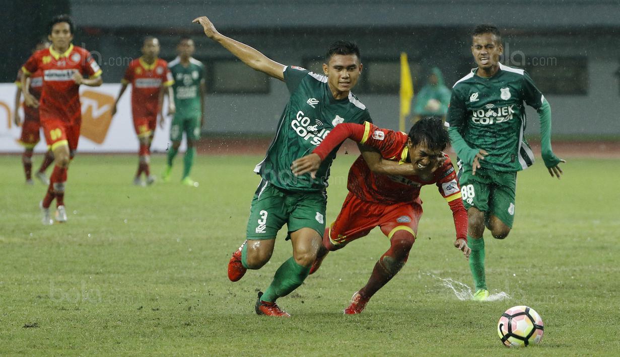 Bek PSMS Medan, Danie Pratama, menghadang bek Martapura FC, Ady Setiawan, pada laga Liga 2 di Stadion Patriot, Bekasi, Senin (13/11/2017). PSMS Medan menang 2-1 atas Martapura FC. (Bola.com/ M Iqbal Ichsan)