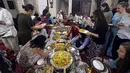 Wisatawan asing memakan hidangan iftar saat belajar tentang puasa dan budaya Uni Emirat Arab (UEA) selama Ramadan di Sheikh Mohammed Centre for Cultural Understanding (SMCCU), Dubai, UEA, Jumat (17/5/2019). (REUTERS/Satish Kumar)