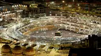 Pandangan udara saat jutaan calon jemaah haji memadati Masjidil Haram, Makkah, Sabtu (10/9). Akses menuju terowongan Malik Fadh yang menuju Mina mulai padat oleh bus-bus jemaah haji. (REUTERS/Ahmed Jadallah)