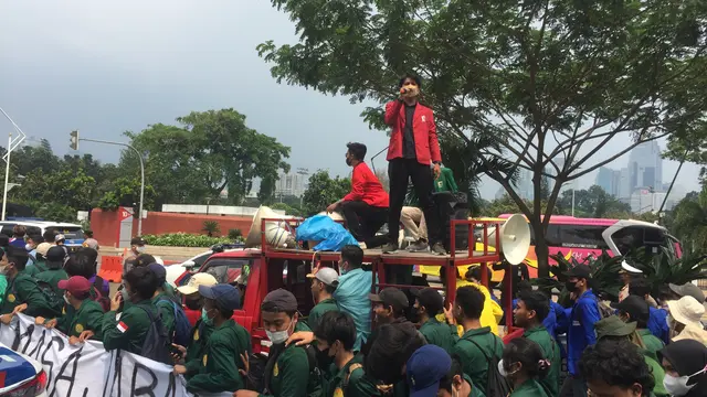 Mahasiswa di depan Kantor TVRI mulai bergerak menuju Gedung DPR, Senin (11/4/2022) (Liputan6.com / Muhammad Radityo Priyasmoro)