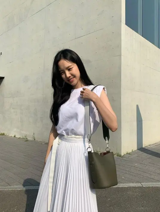 Kasual untuk sehari-hari, padukan sleeveless top dengan rok plisket putih seperti Naeun ex Apink ini. @marcellasne_.