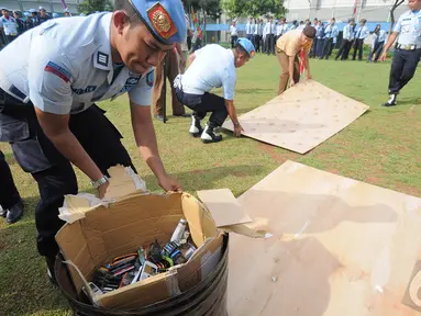 Petugas lapas mempersiapkan ratusan telepon genggam untuk dimusnahkan, Jakarta, Jumat (19/12/2014). (Liputan6.com/Herman Zakharia)