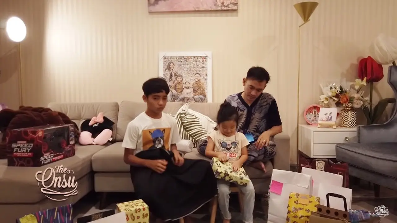 7 Momen Betrand Peto Buka Kado Sunatan, Masih Pakai Sarung