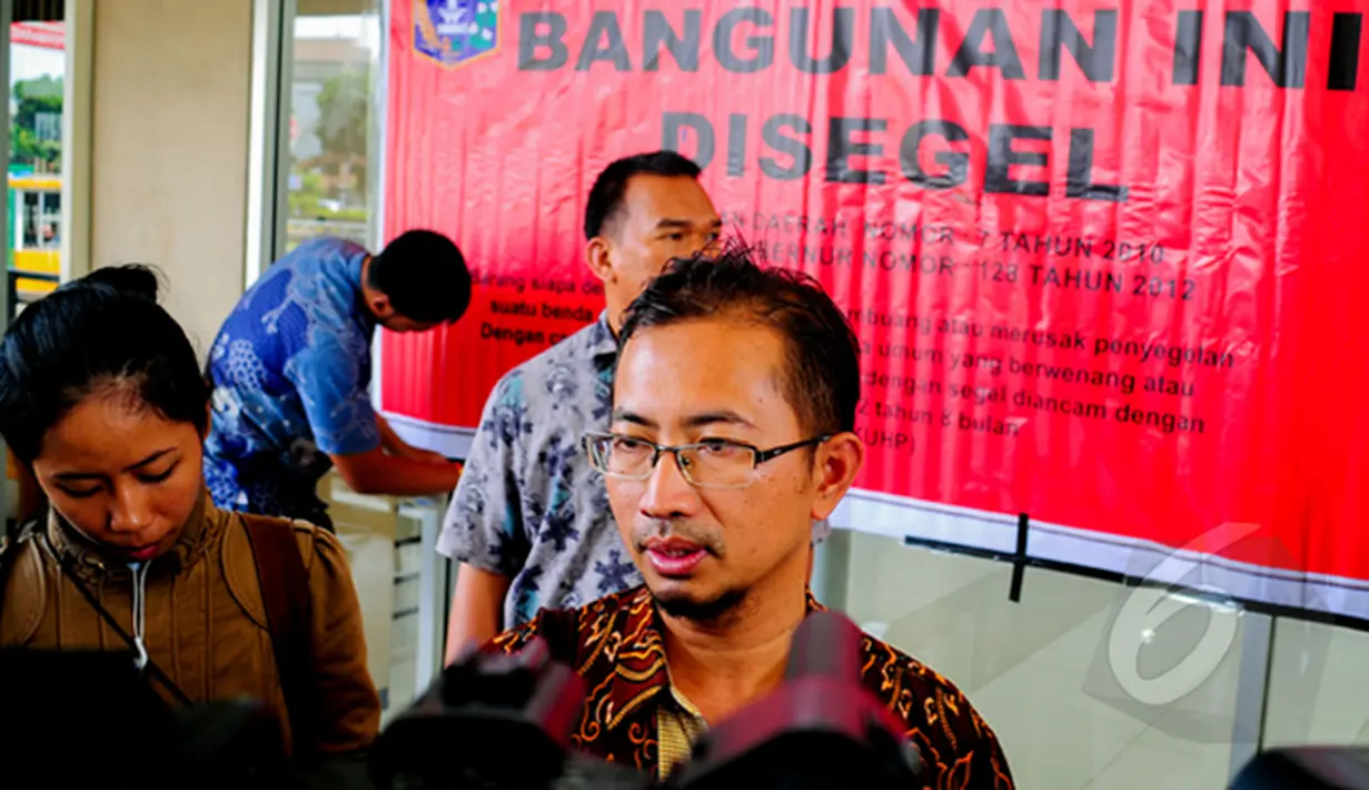 Kepala Seksi Penataan Kota DKI Jakarta, Bayu Aji saat memberikan keterangan pada wartawan di Mal Tebet Green, Jakarta, Kamis (5/3/2015). Penyegelan ini merupakan peringatan ketiga untuk mal Tebet Green. (Liputan6.com/Yoppy Renato)