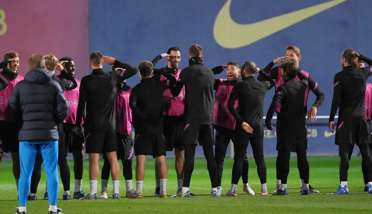 Keceriaan dan semangat terlihat jelas dari para anak asuh Xavi ini. Mereka seakan siap meraup poin penuh di markas mereka sendiri di Camp Nou. (AFP/Lluis Gene)