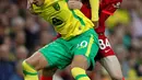 Bek Liverpool Conor Bradley (kanan) bersaing dengan bek Norwich City Dimitris Giannoulis pada babak ketiga Piala Liga Inggris di Carrow Road, Rabu (22/9/2021) dinihari WIB. Liverpool sukses menghajar Norwich City tiga gol tanpa balas di kandang lawan. (ADRIAN DENNIS / AFP)