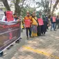 Aksi Save Rempang digelar oleh masyarakat Palembang yang tergabung dalam Gempar Rempang di Bukit Siguntang Palembang, untuk menolak penggusuran masyarakat di Pulau Rempang Batam (Liputan6.com / Nefri Inge)