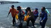 Tim Satpolairud Polres Situbondo bersama BPBD setempat mengevakuasi jasad wanita yang ditemukan mengapung di perairan Karang Teko (Istimewa)