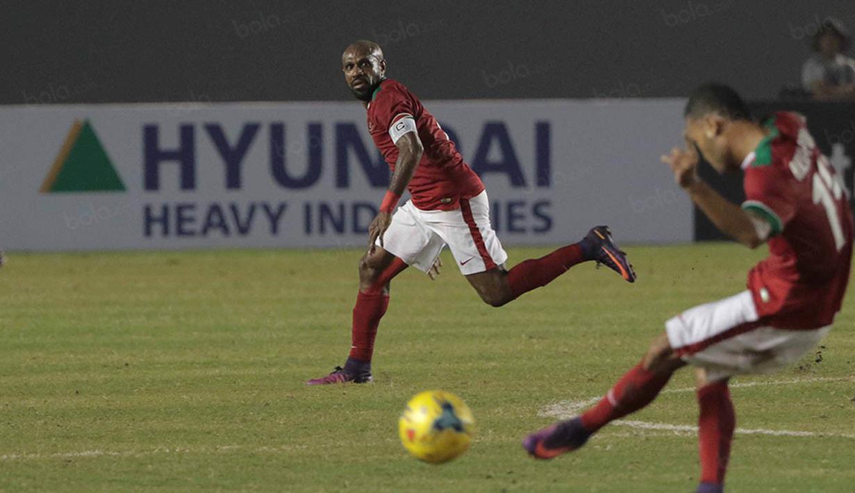 Striker Timnas Indonesia, Boaz Solossa, menunggu umpan saat melawan Filipina pada laga Piala AFF 2016 di Philippine Sports Stadium, Filipina, Selasa (22/11/2016). Hingga babak pertama kedudukan masih imbang 1-1. (Bola.com/Nicklas Hanoatubun)