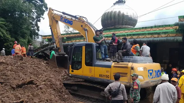 Evakuasi korban longsor