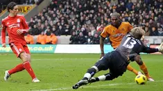 Striker Liverpool Fernando Torres (kiri) membuka kemenangan 3-0 atas Wolverhampton Wanderers pada partai Liga Premier di Molineux Stadium, 22 Januari 2011. AFP PHOTO/ANDREW YATES
