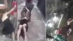Usai menangkap basah suaminya berselingkuh, seorang wanita menyeret wanita selingkuhan suami dan mendorongnya dari jembatan.