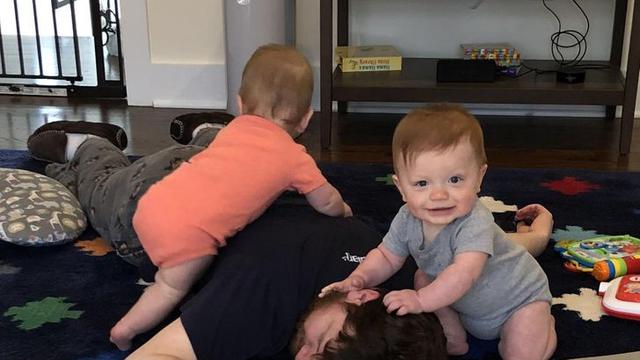 7 Potret Kocak Saat Ayah Harus Mengurus Anaknya