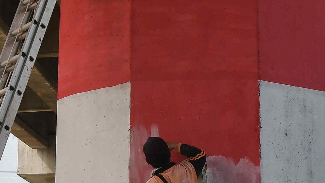 FOTO: Sambut HUT Kemerdekaan RI, Tiang Penyangga Tol Becakayu Dipercantik dengan Nuansa Merah Putih