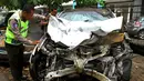 Bangkai mobil Mitsubishi Outlander maut yang telah dibawa petugas ke kantor Polres Jakarta Selatan, Rabu (21/1/2015). (Liputan6.com/Faisal R Syam)