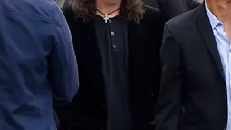 Vokalis Foo Fighters, Dave Grohl saat menghadiri pemakaman Chris Cornell di Hollywood Forever Cemetery di Los Angeles, AS (26/5). Sebuah laporan baru Chris Cornell sempat mengonsumsi obat-obatan sebelum bunuh diri. (Photo by Chris Pizzello/Invision/AP)