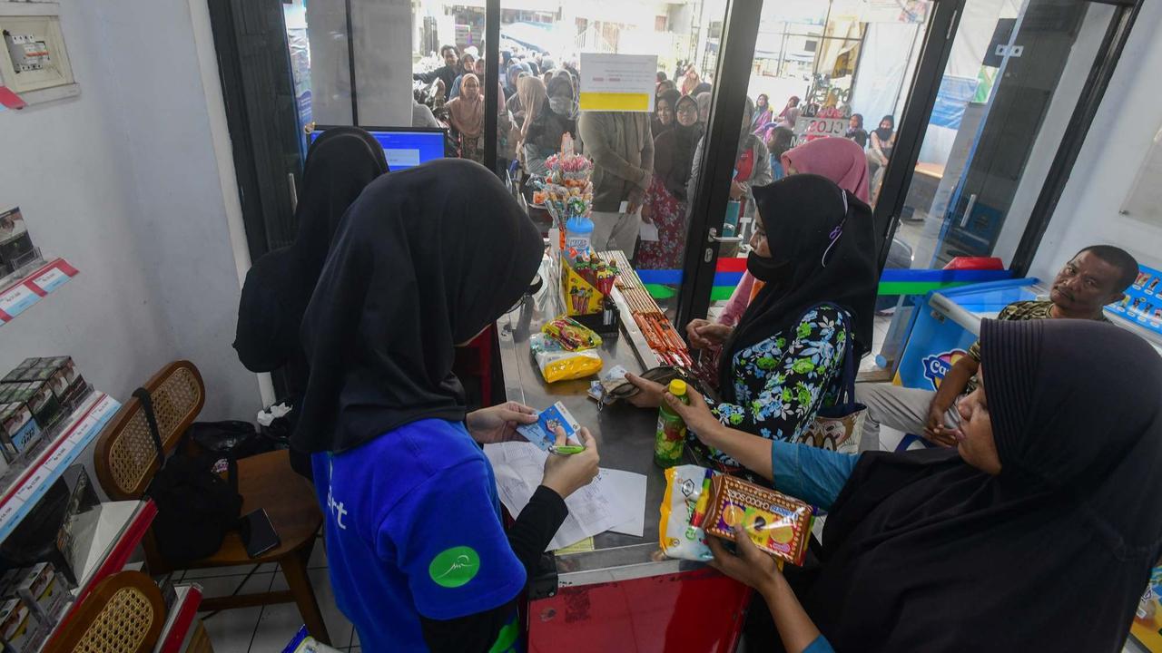 Antrean warga cairkan KJP di Duri Kosambi