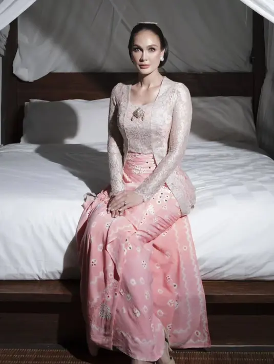 Luna Maya menunggah potret dirinya mengenakan kebaya coklat brokat lengan panjang saat siraman. Kebaya dengan biasan bros dipadukan bawahan kain jumput pink. [@lunamaya]
