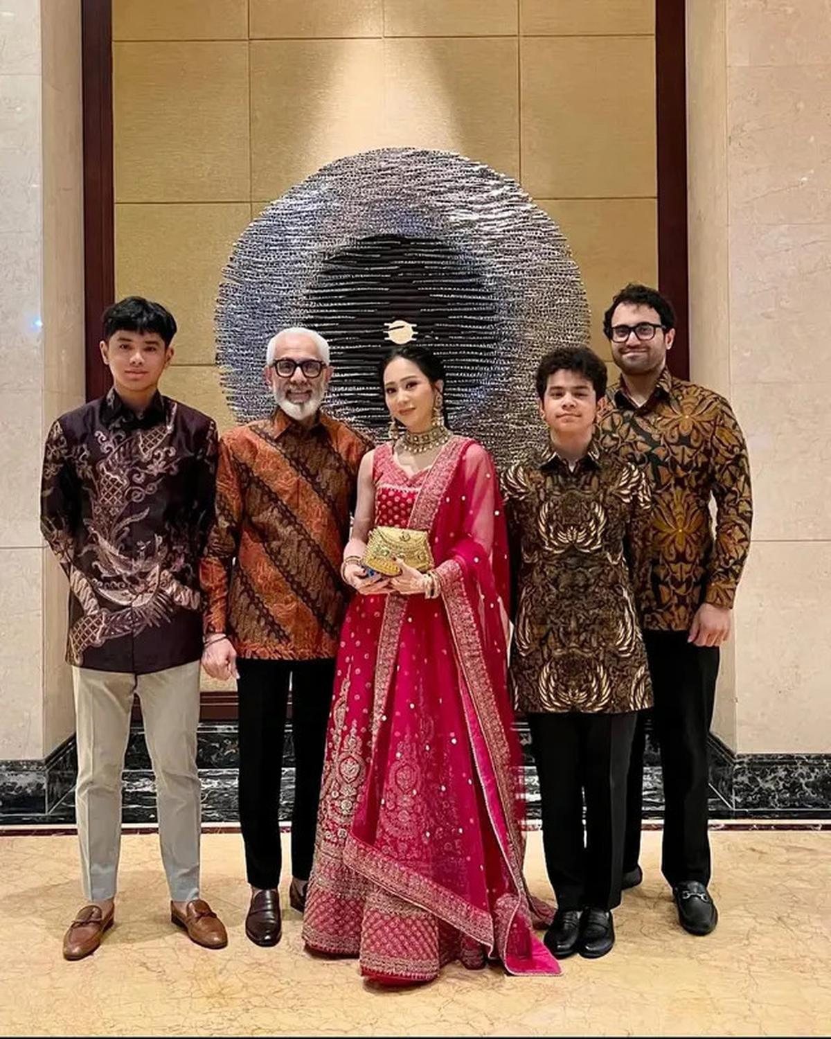 Gaya Menawan Bunga Zainal Pakai Lehenga India saat Kondangan, Tampil Elegan Ala Artis Bollywood