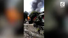 Kebakaran terjadi di sebuah permukiman yang padat penduduk. Akibat kebakaran warga setempat mengalami kerugian ratusan juta rupiah.