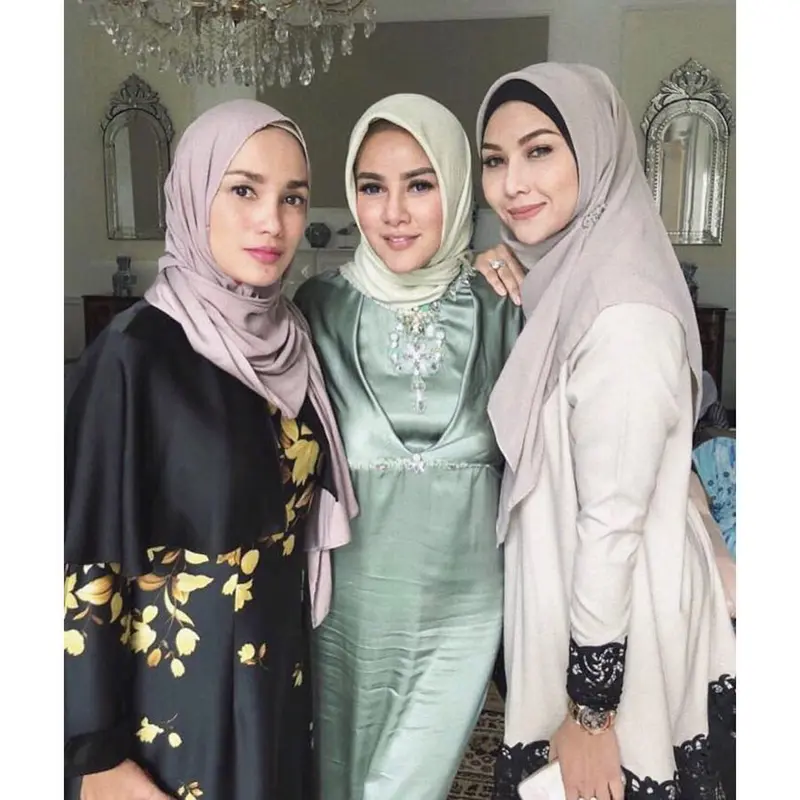 Potret Ussy Sulistiawaty saat berhijab