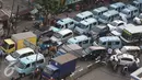 Sejumlah kendaraan terjebak kemacetan di kawasan Tanah Abang, Jakarta, Jumat (16/9). Kurangnya pengawasan membuat kawasan tersebut kembali semrawut akibat banyaknya PKL serta angkutan umum yang mengetem sembarangan. (Liputan6.com/Immanuel Antonius)