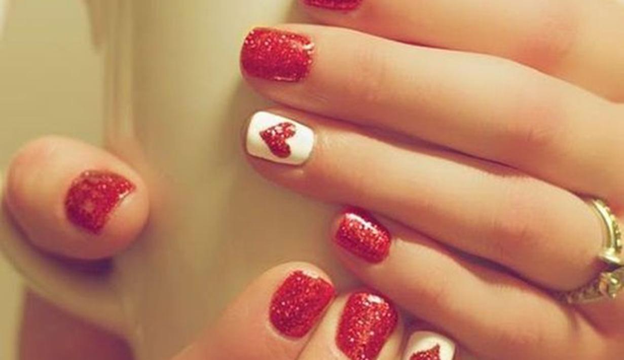 10 Nail Art Nuansa Merah Cantik & Elegan Berani Coba? Photo