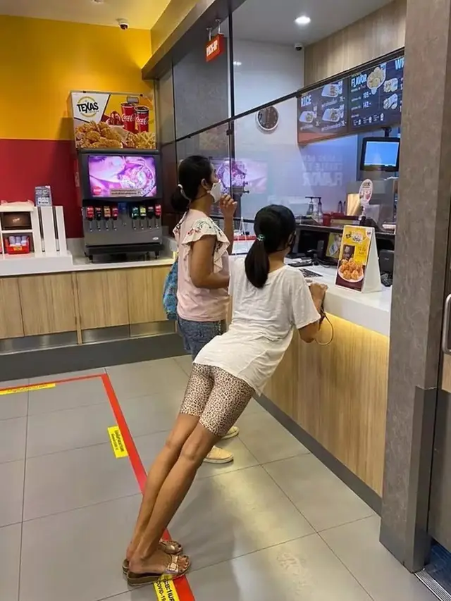 6 Tingkah Nyeleneh Orang Saat Bayar di Kasir Ini Bikin Tepuk Jidat