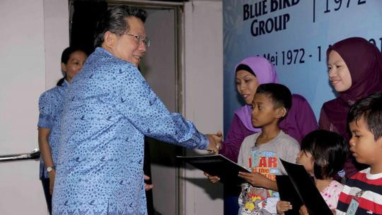 Blue Bird Peduli beri beasiswa sekolah 