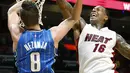 Pemain Miami Heat, James Johnson #16 melakukan blok atas tembakan pemain Orlando Magic, Mario Hezonja #8  pada laga NBA preseason basketball game, di Miami (19/10/2016) WIB. (AP/Wilfredo Lee)