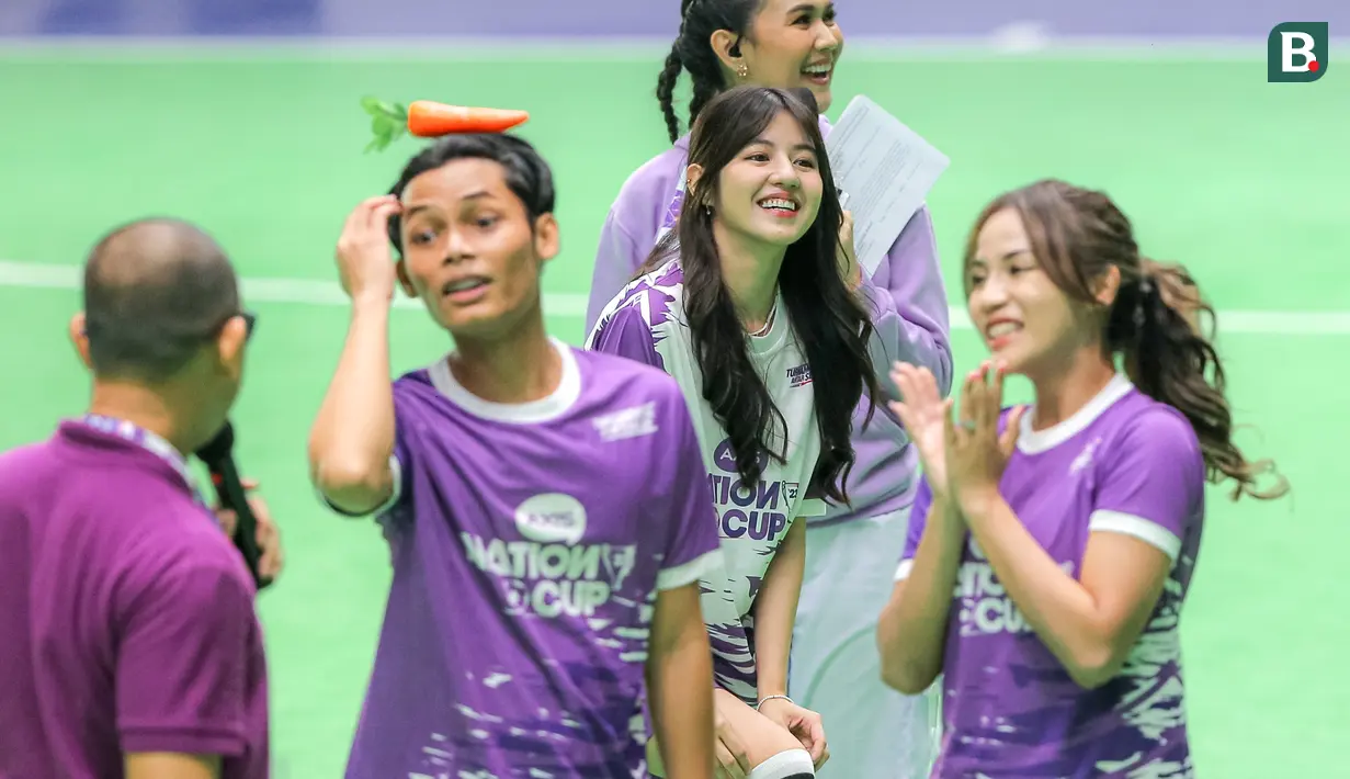 Kehadiran Brand Ambassador tim Esports, Vonzy Felicia (tengah), pemain Timnas Indonesia Wanita, Shafira Ika (kanan) dan konten kreator, Ini Ganta (dua kiri) dalm Fun Match AXIS Nation Cup 2023 makin membuat penonton yang hadir terhibur. (Bola.com/Bagaskara Lazuardi)