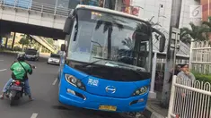 Sebuah armada bus JA Connexion tujuan Bandara Soekarno-Hatta di Tangerang menunggu penumpang di Pondok Indah Mall, Jakarta Selatan, Jumat (29/12). Bus bandara akan diberangkatkan setiap satu jam. (Liputan6.com/Immanuel Antonius)
