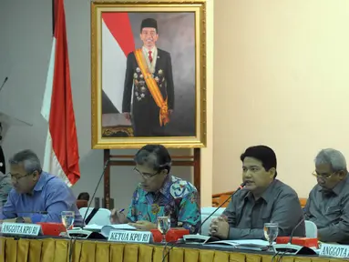 Ketua KPU Husni Kamil Manik (kedua kanan) memimpin uji publik rancangan peraturan KPU tentang Pilkada 2017 di KPU, Jakarta, Senin (18/4). Uji publik dalam rangka penyempurnaan perubahan peraturan KPU terkait tahapan pemilihan. (Liputan6.com/Helmi Afandi)