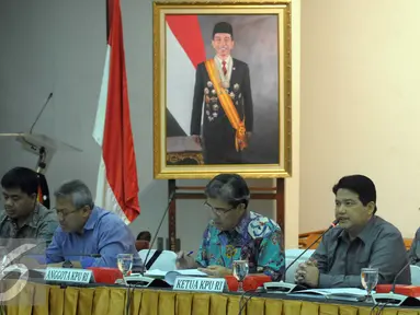 Ketua KPU Husni Kamil Manik (kedua kanan) memimpin uji publik rancangan peraturan KPU tentang Pilkada 2017 di KPU, Jakarta, Senin (18/4). Uji publik dalam rangka penyempurnaan perubahan peraturan KPU terkait tahapan pemilihan. (Liputan6.com/Helmi Afandi)