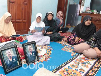 Suasana rumah duka, Achmad Kurniawan di Cijantung, (11/1/2017). (Bola.com/Nicklas Hanoatubun)