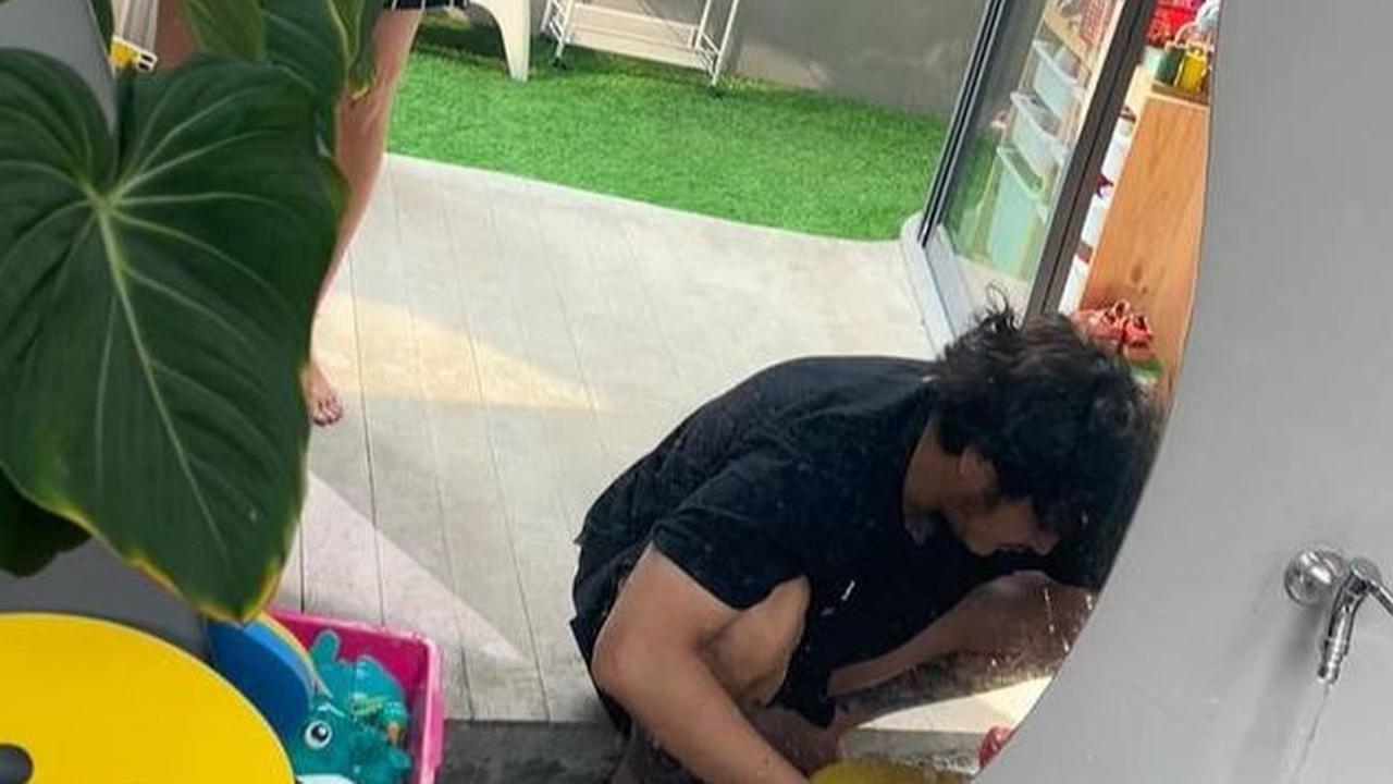 Saat Nadine sibuk dengan Baby Djala, Dimas dengan sigap merawat si sulung Djiwa.