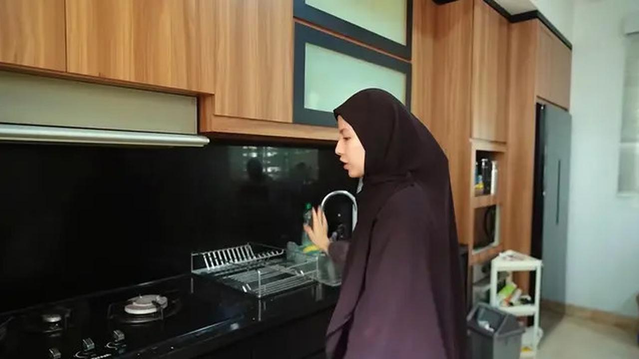 Potret Dapur Rumah Baru Natasha Rizky, Kombinasi Warnanya Beri Kesan Elegan