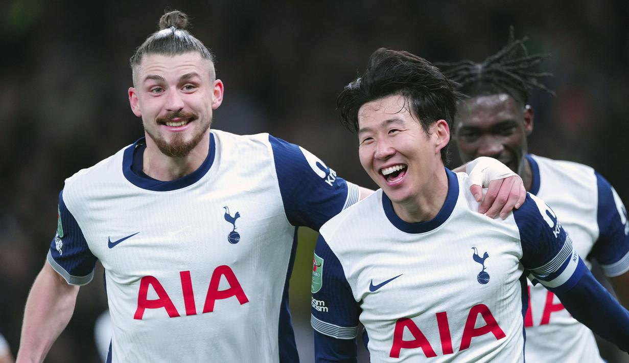 Pemain Tottenham Hotspur, Son Heung-min (kanan) melakukan selebrasi setelah mencetak gol ke gawang Manchester United melalui sepak pojok langsung pada laga perempat final Carabao Cup 2024/2025 di Tottenham Hotspur Stadium, London, Jumat (20/12/2024). (AP Photo/Dave Shopland)