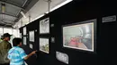 Warga melihat pameran foto kemajuan pembangunan MRT di Jembatan Penyebrangan Orang Bundaran Hotel Indonesia, Jakarta, Minggu (7/5). Pameran bertema Aku, Kamu, Kita #UbahJakarta. (Liputan6.com/Helmi Fithriansyah)