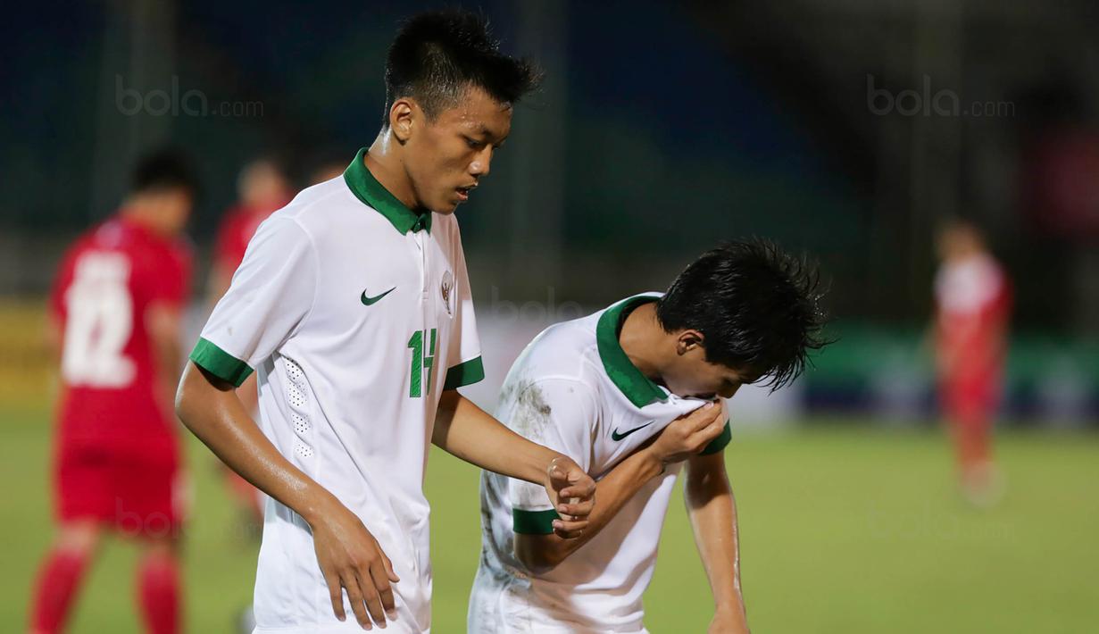 Gelandang Timnas Indonesia U-19, Muhammad Iqbal, merayakan gol yang dicetaknya ke gawang Filipina U-19 pada laga Piala AFF U-18 di Stadion Thuwunna, Myanmar, Kamis (7/9/2017). Muhammad Iqbal telah mencetak 2 gol. (Liputan6.com/Yoppy Renato)