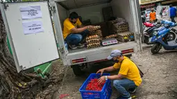 Petugas menata telur ayam ras dan cabai saat Gelar Pangan Murah (GPM) di Pasar Cipete, Jakarta, Selasa (29/12/2020). GPM digelar dalam rangka membantu meringankan beban masyarakat terhadap kenaikan telur ayam ras dan cabai yang terjadi serentak di sejumlah pasar. (Liputan6.com/Faizal Fanani)