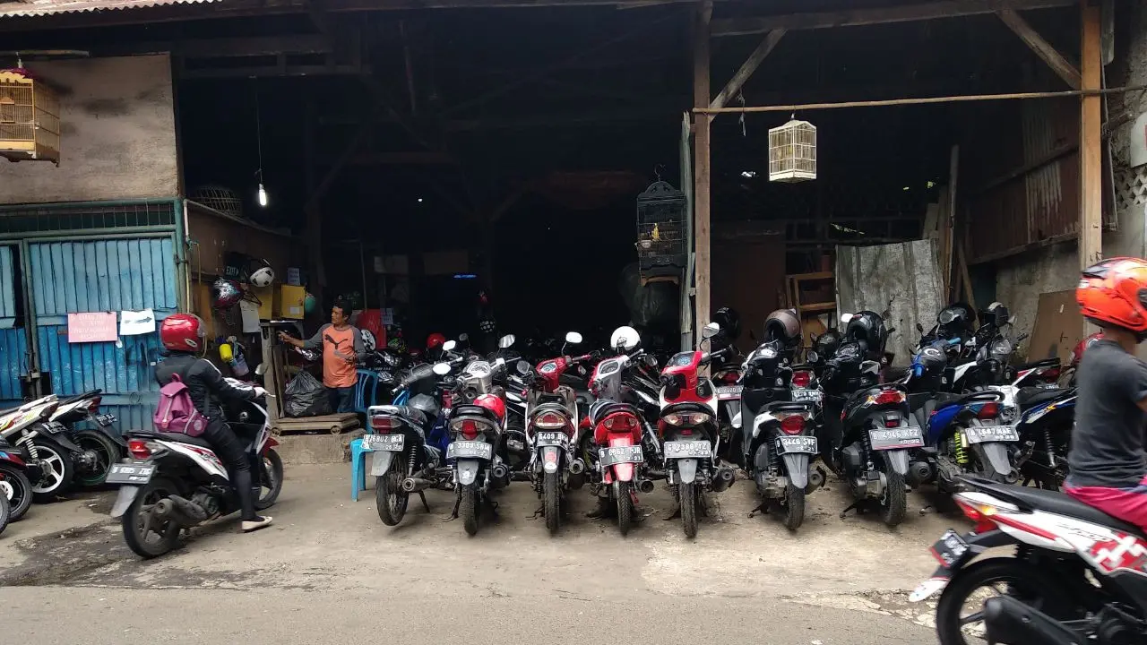 Parkir di rumah warga