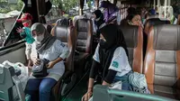 Sejumlah pemudik menaiki bus tujuan mereka saat mudik bareng gratis BUMN di kawasan Jakarta, Rabu (27/4/2022). Program mudik gratis merupakan salah satu solusi untuk mengantisipasi potensi kepadatan lalu lintas pada masa Lebaran.(Liputan6.com/Faizal Fanani)