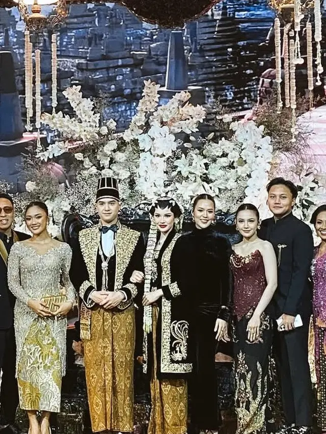 Raisa dengan Gaun Beludru