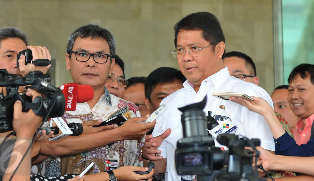 Menkominfo Rudiantara didampingi  Plt Wakil Ketua KPK Johan Budi (kiri) memberi keterangan di KPK, Jakarta, Selasa (6/10). Menkominfo mendatangi KPK untuk melakukan perpanjangan Perjanjian Kerja Sama mengenai penyadapan. (Liputan6.com/Andrian M Tunay)