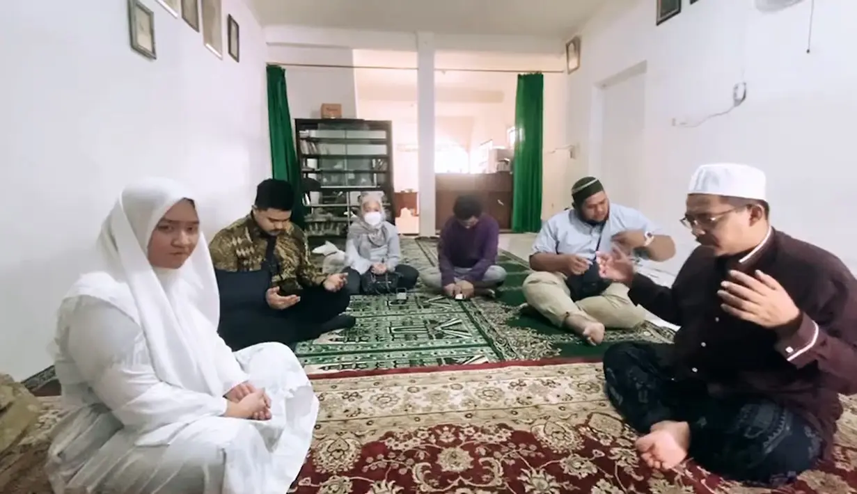 ".. Tambah lagi adikku paling kecil menjadi mualaf di hari ini .. kesedihan aku terhapuskan dengan kebahagiaan akhirnya aku lebaran gak sendiri," lanjut Nathalie. [Instagram/nathalieholscher]