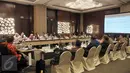 Suasana diskusi Focus Group Discussion (FGD) bersama sejumlah pakar hukum di Bogor, Jawa Barat, Rabu (26/10). Menkumham Yasonna Laoly mengumpulkan pakar hukum untuk menyusun program dan strategi reformasi regulasi. (Liputan6.com/Yoppy Renato)