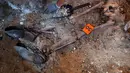 Kerangka yang ditemukan masih mengenakan sepatu, saat penggalian kuburan massal korban Perang Saudara Spanyol di El Carmen, Valladolid, (22/8). Penggalian ini dimulai sejak 2014 dan diharapkan selesai tahun ini. (REUTERS/Juan Medina)