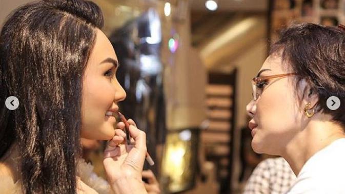 Yuni Shara asyik merias patung dirinya di Museum Musik Dunia di Batu, Malang, Jawa Timur (Dok.Instagram/@yunishara36/https://www.instagram.com/p/BwlAGtdJqLw/Komarudin)