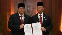 Menteri Perindustrian Agus Gumiwang Kartasasmita dan Airlangga Hartarto pada acara serah terima jabatan di Jakarta. Dok Kemenperin
